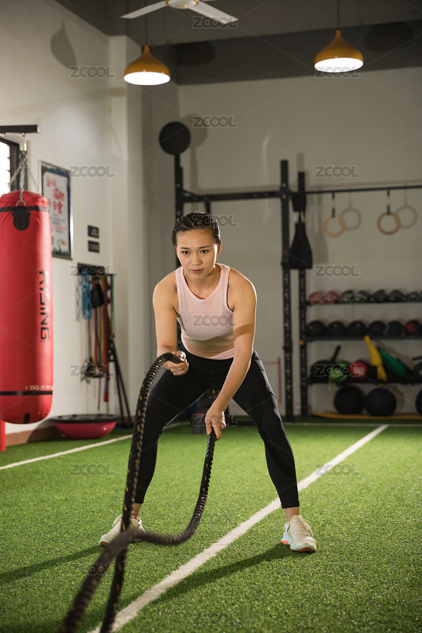 使用健身器械戰(zhàn)繩訓(xùn)練的年輕女性（主預(yù)覽-7703000） - 未分類 - 站酷設(shè)計(jì)師今天喝咖啡了嗎原創(chuàng)素材 - 站酷ZCOOL