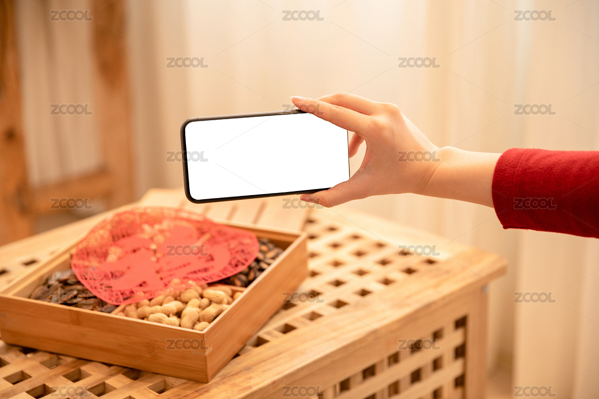 年輕女性新年拿手機(jī)視頻拍照（主預(yù)覽-5178641） - 未分類(lèi) - 站酷設(shè)計(jì)師今天喝咖啡了嗎原創(chuàng)素材 - 站酷ZCOOL