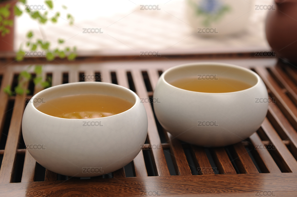 兩個中國復(fù)古白色瓷器茶碗在復(fù)古原木茶具托盤上，沖泡茶葉的場景（主預(yù)覽-7995162） - 未分類 - 站酷設(shè)計師yan黃原創(chuàng)素材 - 站酷ZCOOL