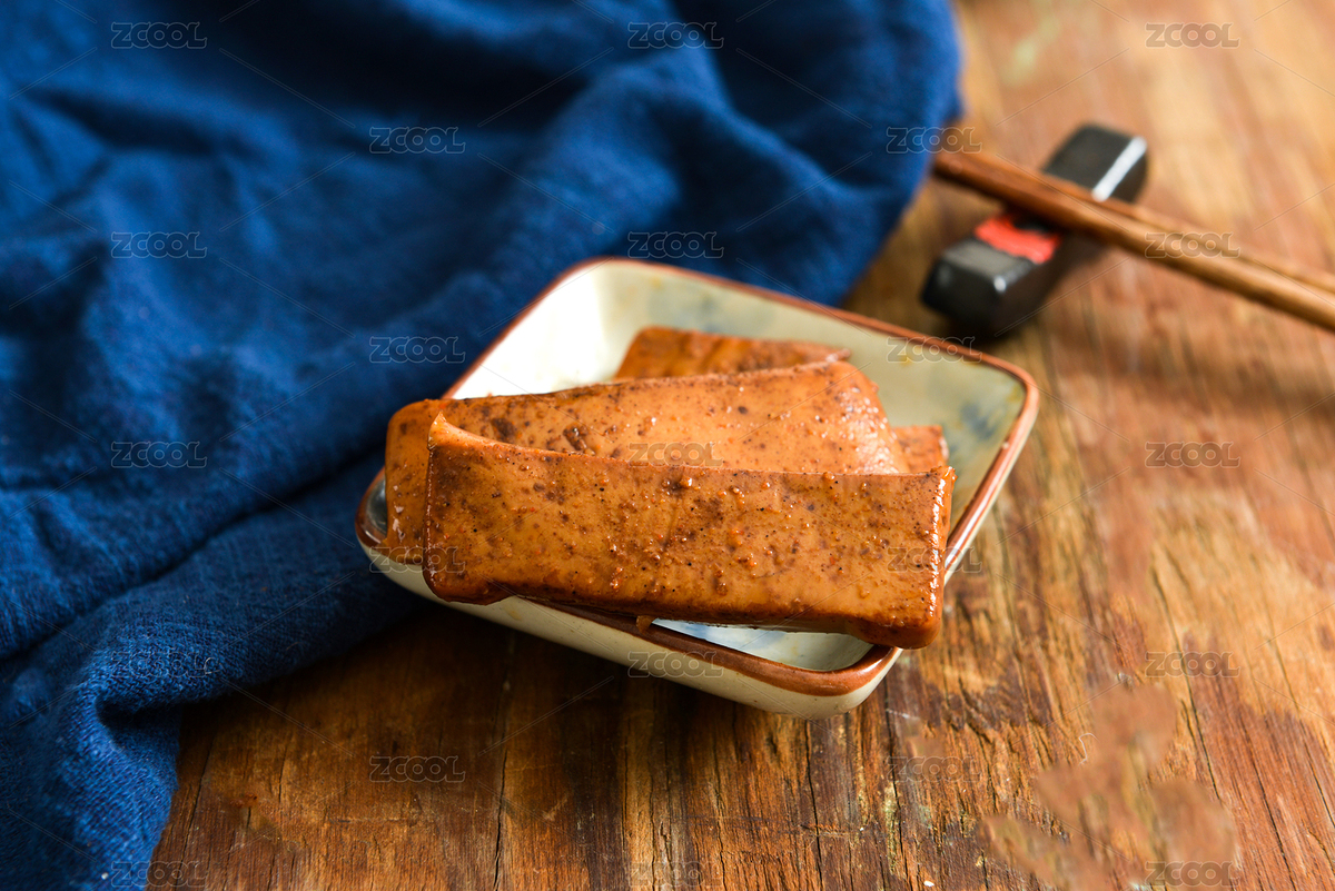 古樸木板上碟子里的休閑零食麻辣豆干（主預(yù)覽-7232134） - 未分類 - 站酷設(shè)計師斐的美食攝影原創(chuàng)素材 - 站酷ZCOOL