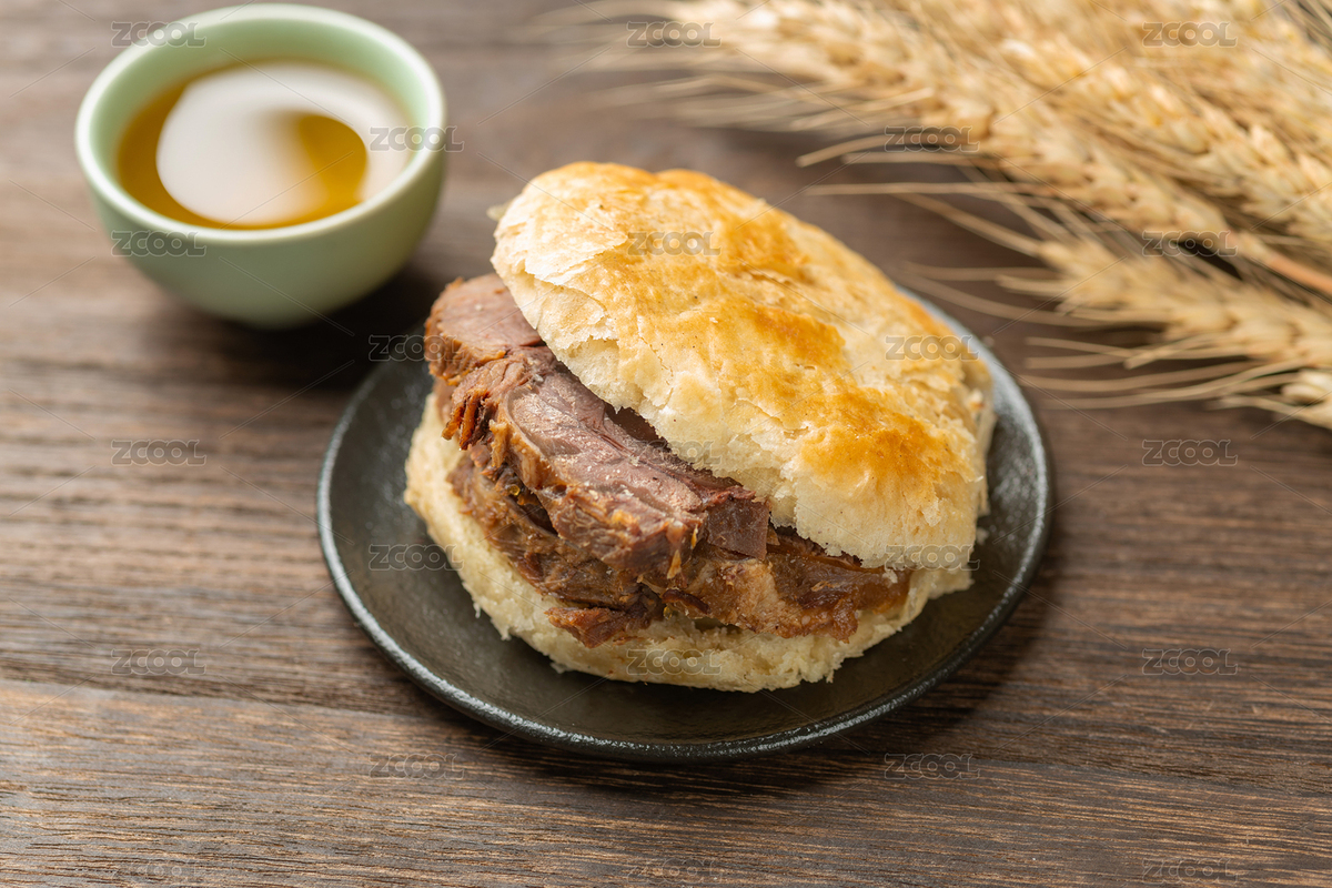 一盘牛肉烧饼摆放在木桌面上特写（主预览-1576502） - 未分类 - 站酷设计师金翅大鹏原创素材 - 站酷ZCOOL