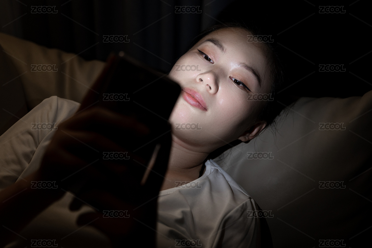 關燈熬夜玩手機的女性（主預覽-7169636） - 未分類 - 站酷設計師Sam_Tse原創(chuàng)素材 - 站酷ZCOOL