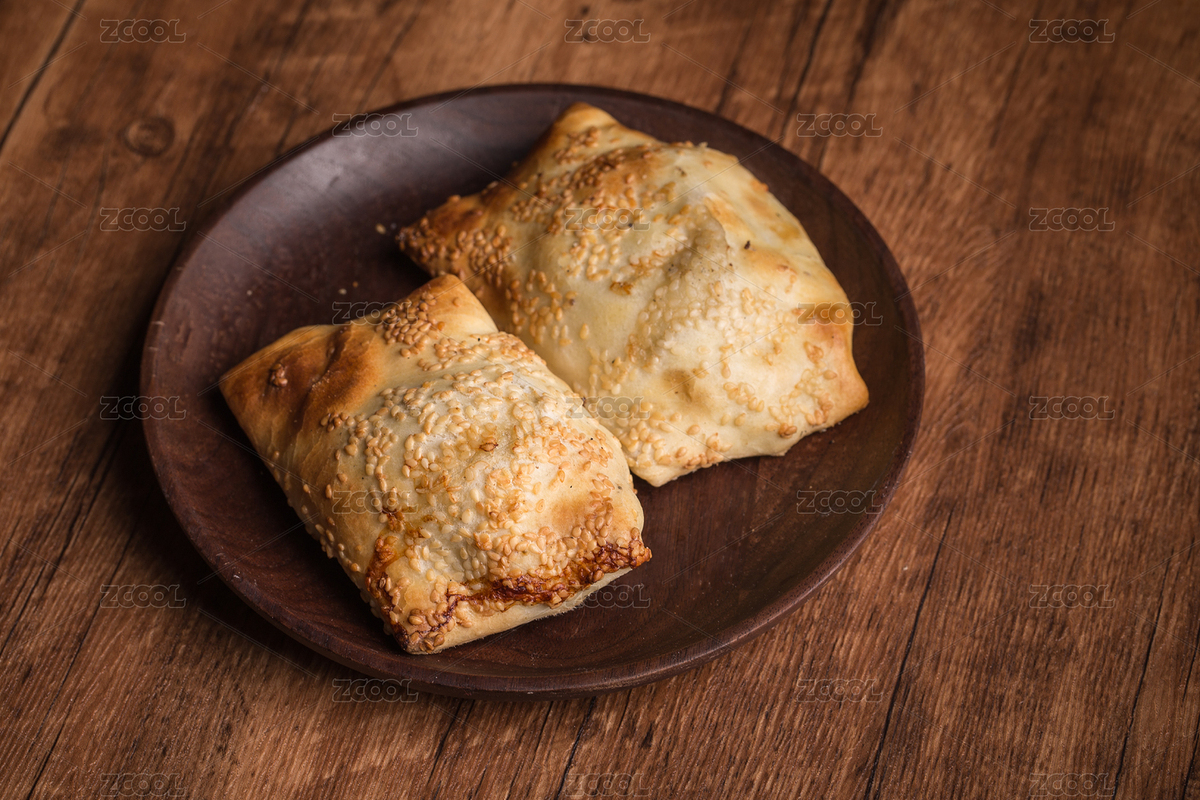 桌子上的一盤(pán)新疆維吾爾族傳統(tǒng)美食烤包子（主預(yù)覽-8224022） - 未分類(lèi) - 站酷設(shè)計(jì)師酥米SUM原創(chuàng)素材 - 站酷ZCOOL
