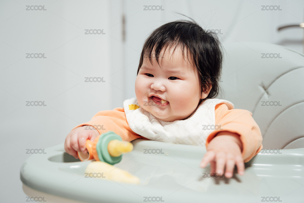 6個(gè)月的女嬰正在吃水果（主預(yù)覽-6755061） - 未分類 - 站酷設(shè)計(jì)師家有糧田千萬畝原創(chuàng)素材 - 站酷ZCOOL