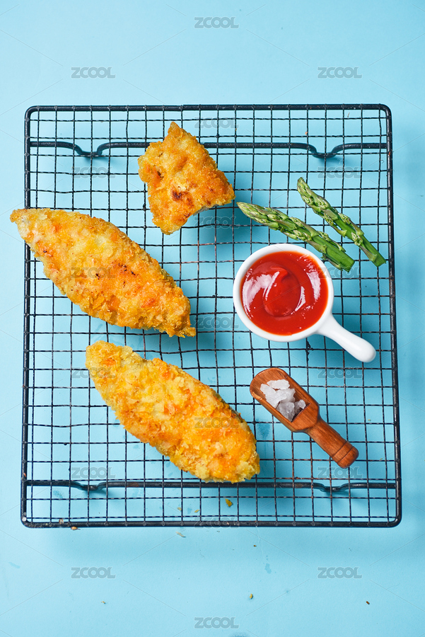 餐桌上盤子里的炸鱈魚的高角度視圖（主預(yù)覽-8433172） - 未分類 - 站酷設(shè)計(jì)師攝影師董名揚(yáng)原創(chuàng)素材 - 站酷ZCOOL