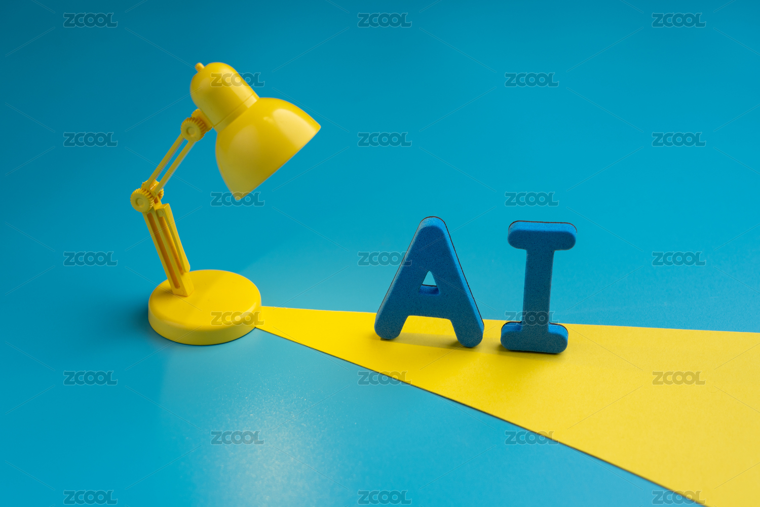 蓝色背景下的台灯和AI字母组成的静物照