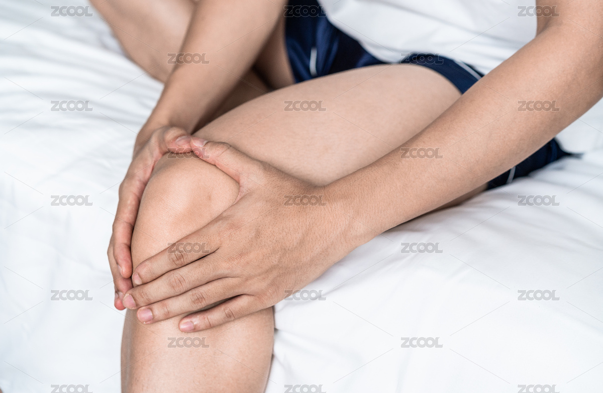 坐在床邊的男子用手捂住膝蓋（主預(yù)覽-4082337） - 未分類 - 站酷設(shè)計(jì)師Anciens原創(chuàng)素材 - 站酷ZCOOL