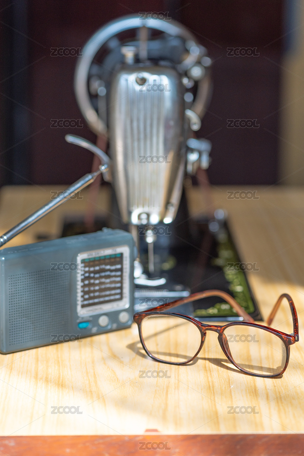 老式的缝纫机和眼镜（主预览-1786179） - 未分类 - 站酷设计师wenhuiwe原创素材 - 站酷ZCOOL