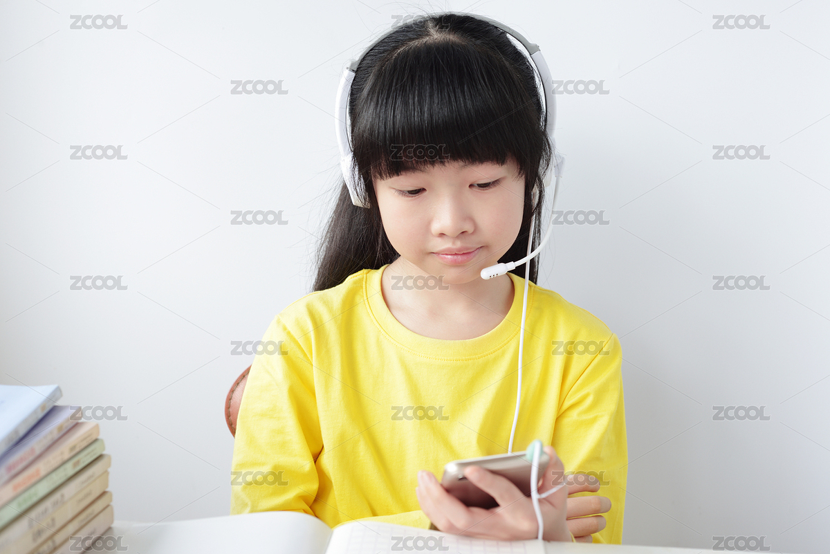 一亞裔小學(xué)生在用手機(jī)遠(yuǎn)程學(xué)習(xí)網(wǎng)課（主預(yù)覽-5974360） - 未分類 - 站酷設(shè)計師尚色墨梅原創(chuàng)素材 - 站酷ZCOOL
