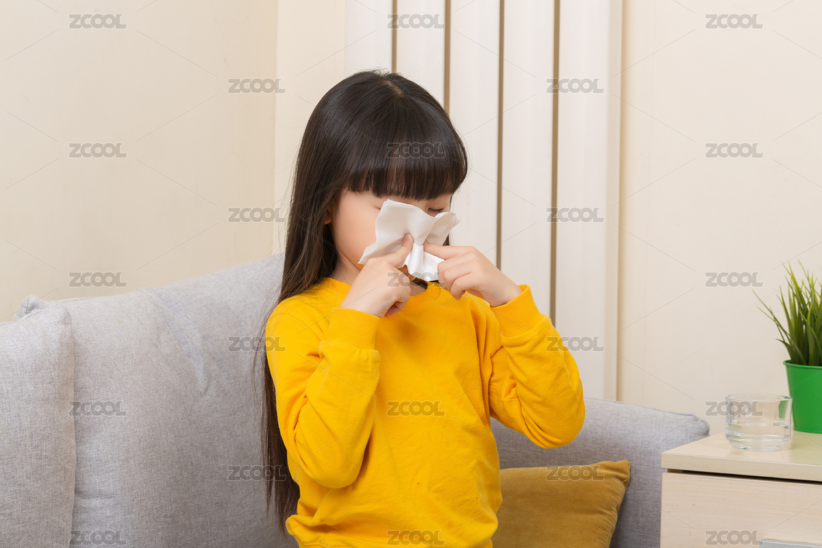 被傳染新冠的小女孩低頭拿紙巾擦鼻涕（主預(yù)覽-3652982） - 未分類 - 站酷設(shè)計師lilyhello原創(chuàng)素材 - 站酷ZCOOL