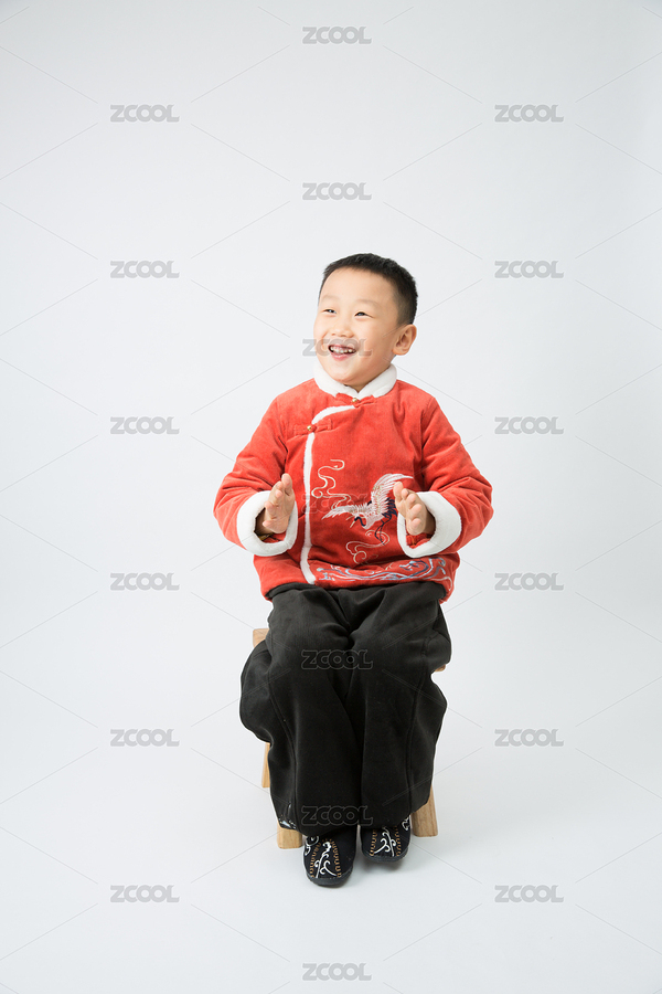 新年室內(nèi)白色背景穿傳統(tǒng)漢服的男孩鼓掌（主預(yù)覽-6499729） - 未分類 - 站酷設(shè)計(jì)師timekeep原創(chuàng)素材 - 站酷ZCOOL