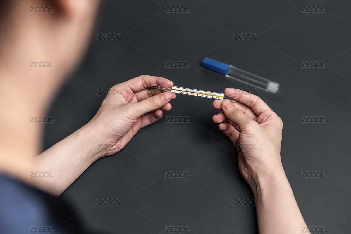 拿著溫度計的手部特寫，顯示超過37攝氏度（主預覽-279067） - 未分類 - 站酷設(shè)計師Anciens原創(chuàng)素材 - 站酷ZCOOL