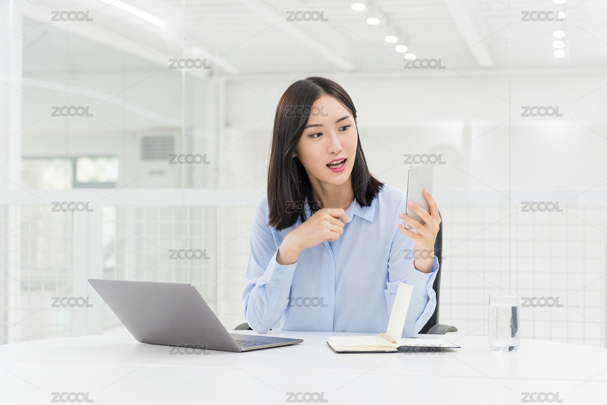 年轻的商务女性在办公室使用智能手机（主预览-8553392） - 未分类 - 站酷设计师ddukang原创素材 - 站酷ZCOOL
