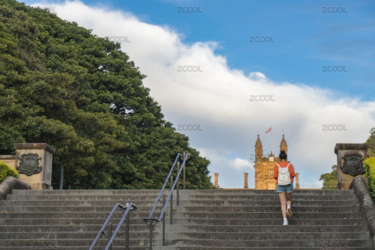 邁上國外大學(xué)臺(tái)階的女生（主預(yù)覽-6191370） - 未分類 - 站酷設(shè)計(jì)師leeseasun原創(chuàng)素材 - 站酷ZCOOL
