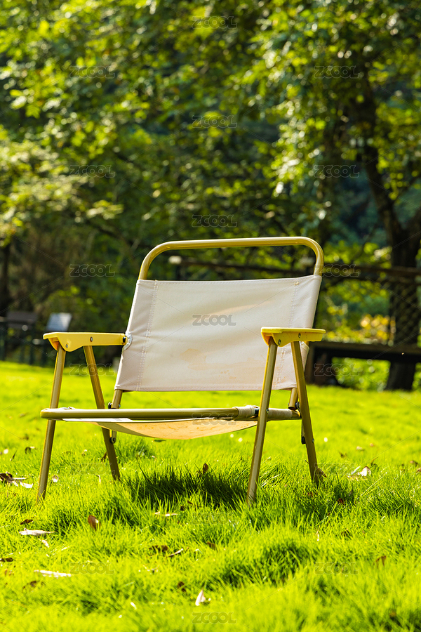 秋季户外的草地上，一把露营椅（主预览-6089983） - 未分类 - 站酷设计师AT86原创素材 - 站酷ZCOOL