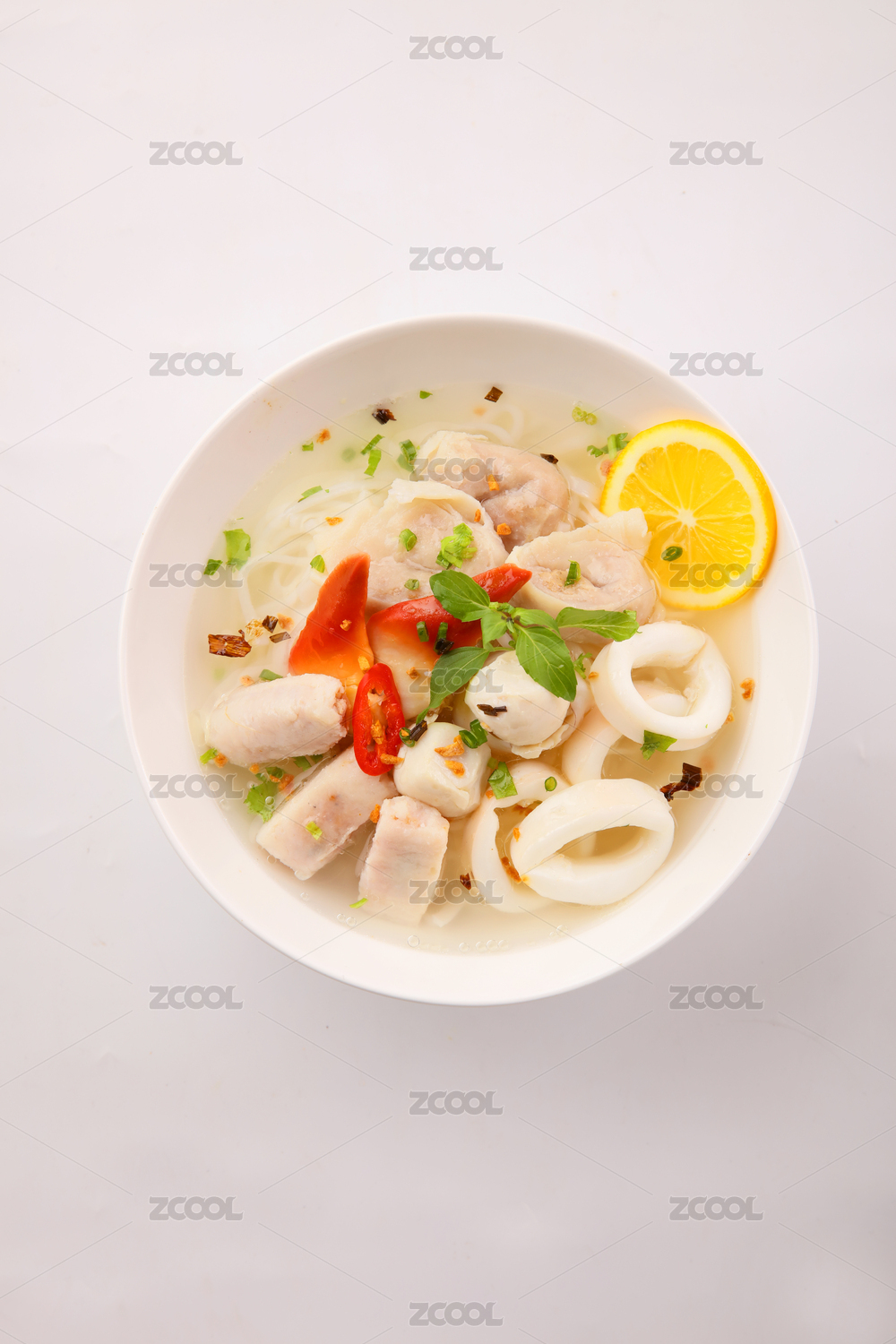 美食摄影白底图-马鲛三宝汤面