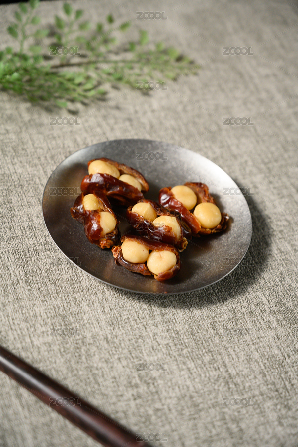 桌面上的盤子里的美味可口的椰棗夏威夷果仁（主預(yù)覽-10903512） - 未分類 - 站酷設(shè)計師我是小助理原創(chuàng)素材 - 站酷ZCOOL