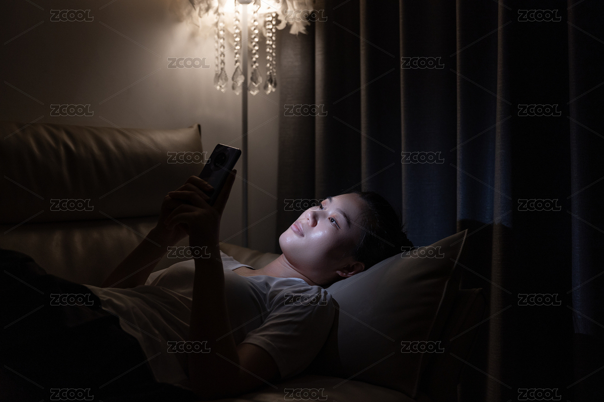 關(guān)燈熬夜玩手機的女性（主預(yù)覽-8989551） - 未分類 - 站酷設(shè)計師Sam_Tse原創(chuàng)素材 - 站酷ZCOOL