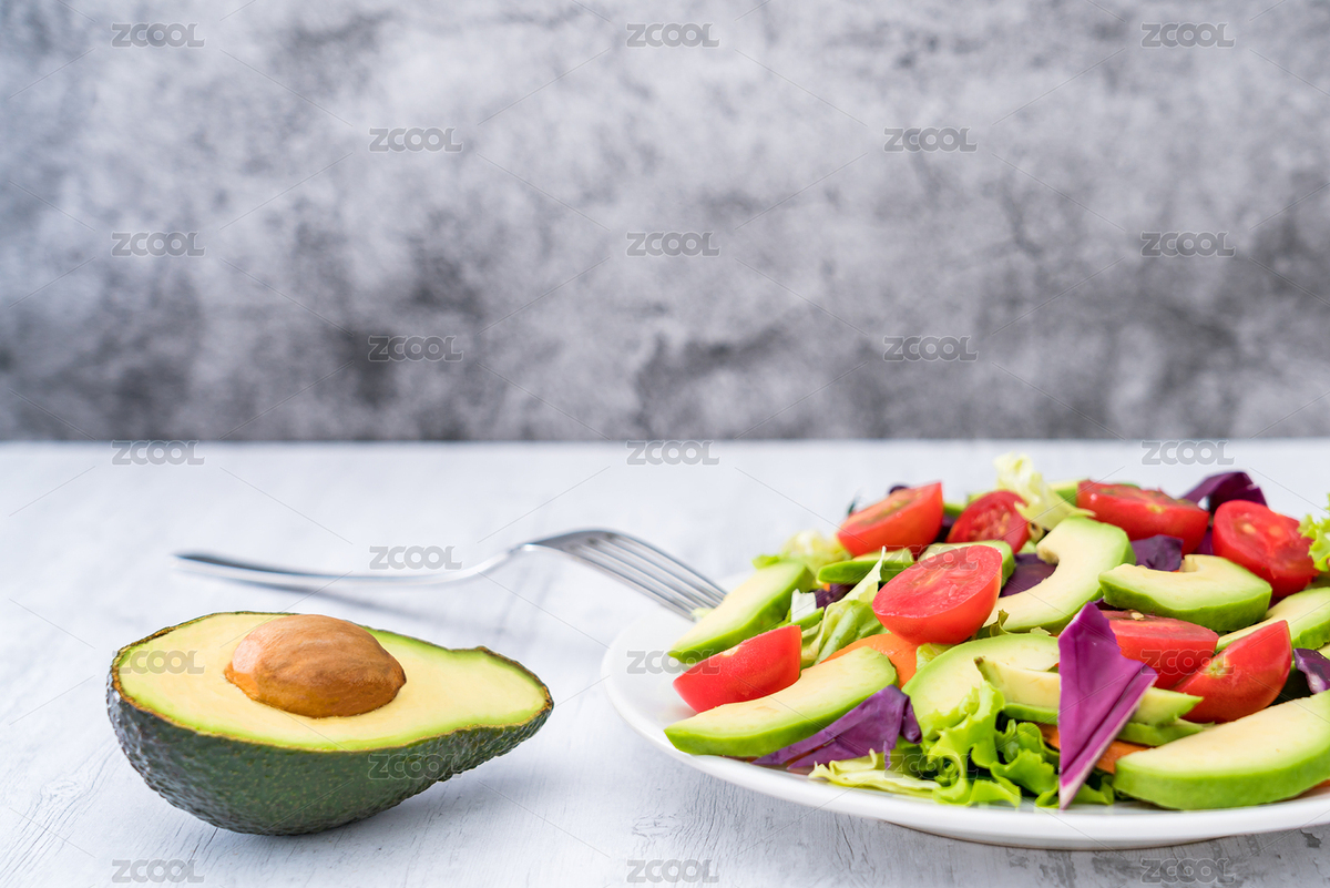 低角度拍摄切开的牛油果和一盘牛油果蔬菜沙拉（主预览-2952031） - 未分类 - 站酷设计师Govan原创素材 - 站酷ZCOOL