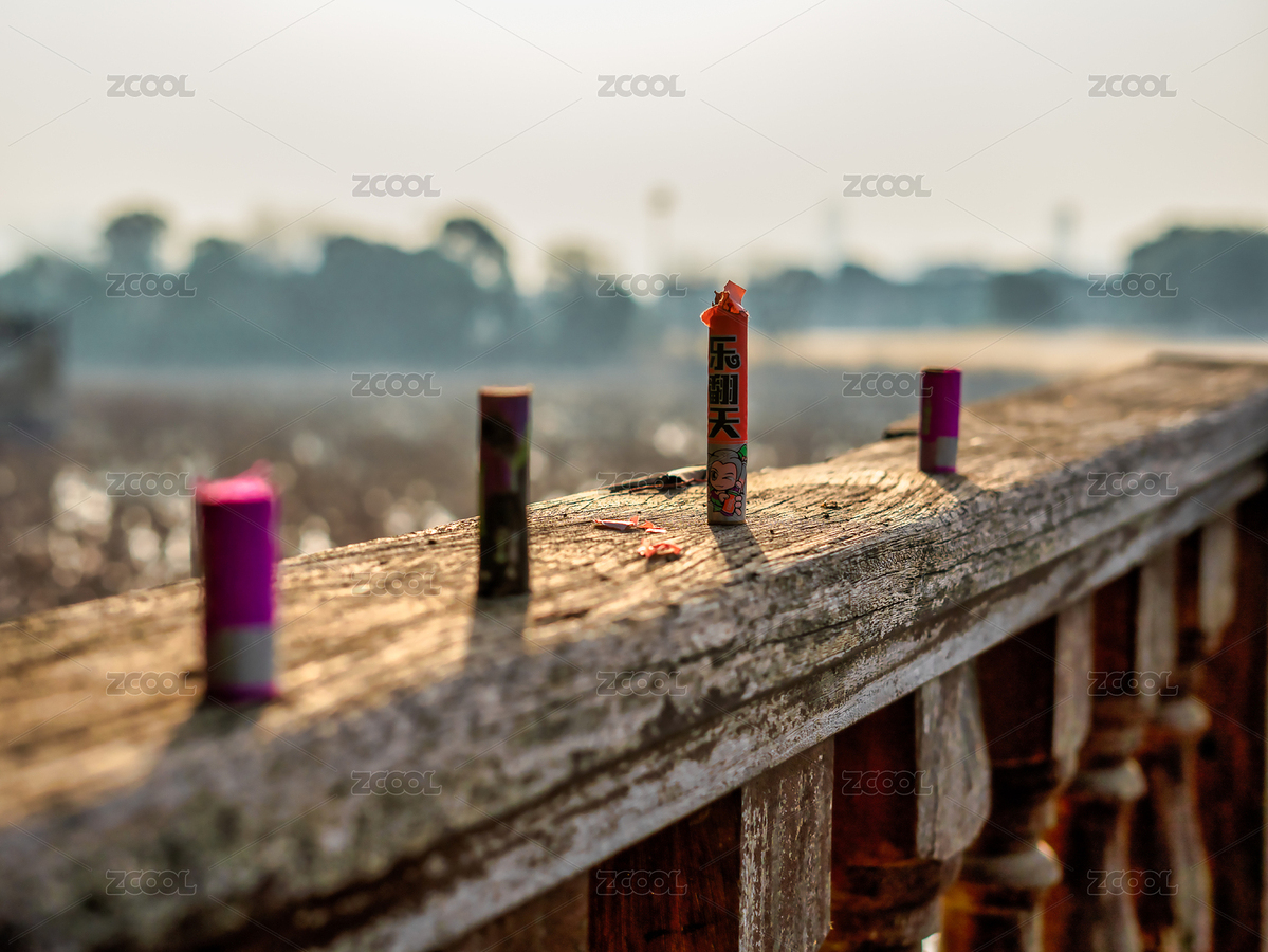 户外栏杆上的小炮竹（主预览-7319414） - 未分类 - 站酷设计师摄影师慢速航班原创素材 - 站酷ZCOOL