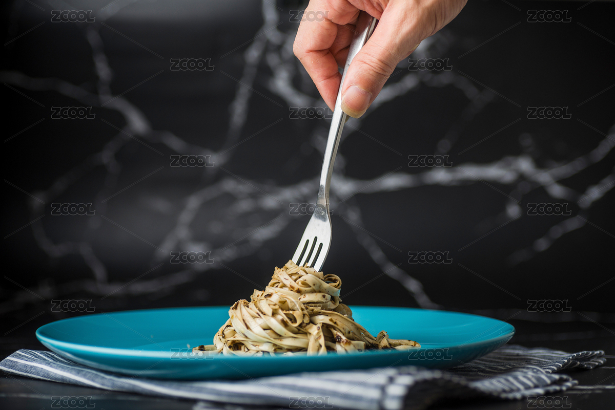 用餐叉攪拌盤子里的橄欖菜面條（主預覽-3227893） - 未分類 - 站酷設計師蔚藍的白日夢原創(chuàng)素材 - 站酷ZCOOL