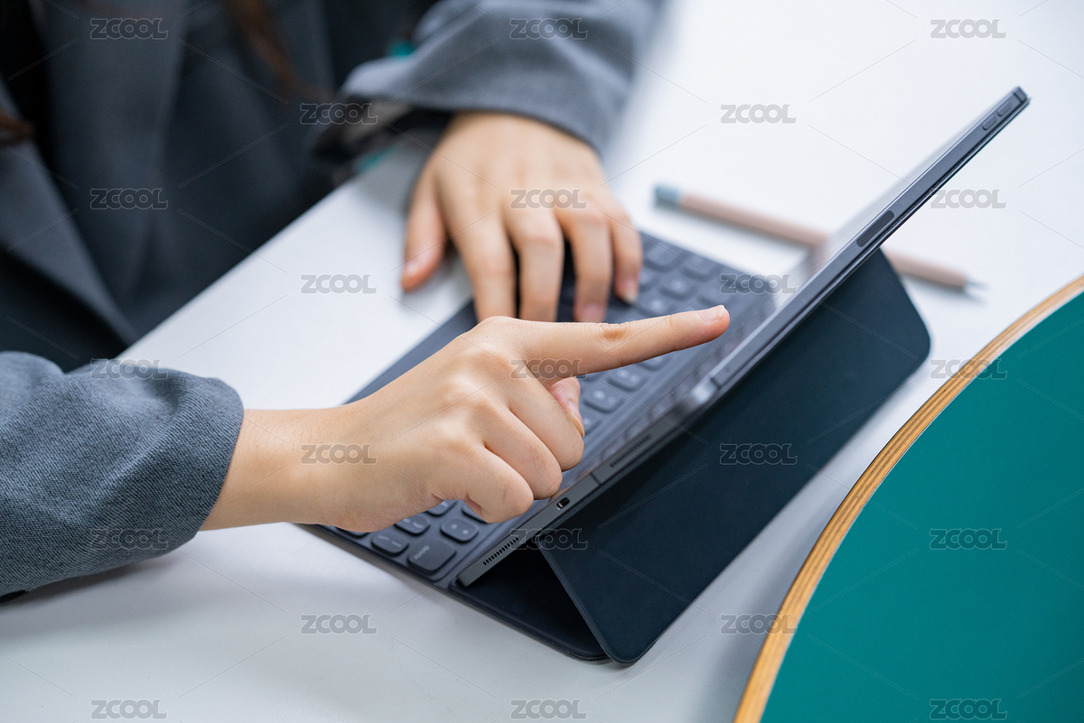 商务人士使用ipad平板电脑办公学习工作上网互联网智能生活（主预览-448374） - 未分类 - 站酷设计师D123D4原创素材 - 站酷ZCOOL