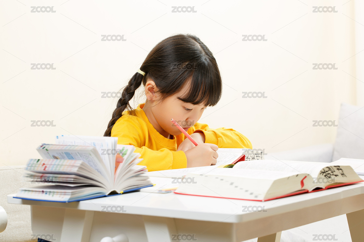 室内学习桌前写作业的中国小女孩（主预览-5067047） - 未分类 - 站酷设计师lilyhello原创素材 - 站酷ZCOOL