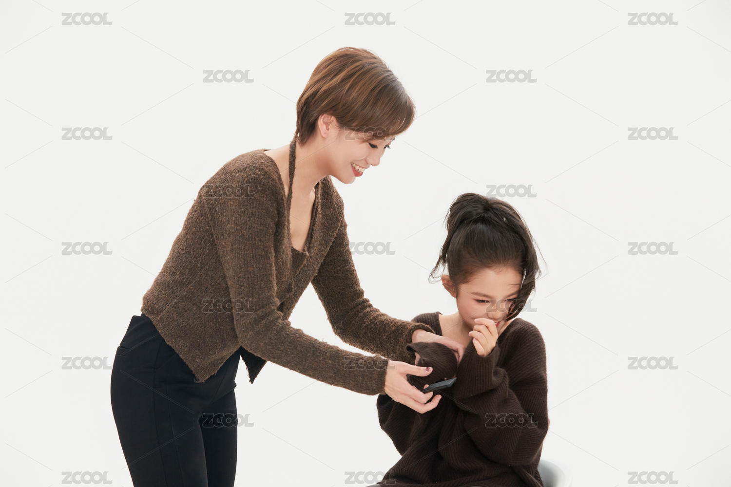 白色背景里的美丽妈妈与可爱女儿亲子人像