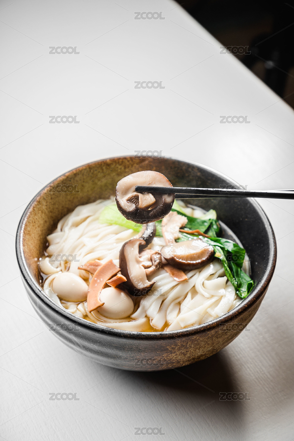 白色桌面上放著一碗鵪鶉蛋燉香菇米粉（主預(yù)覽-3355802） - 未分類(lèi) - 站酷設(shè)計(jì)師濤麟攝影原創(chuàng)素材 - 站酷ZCOOL