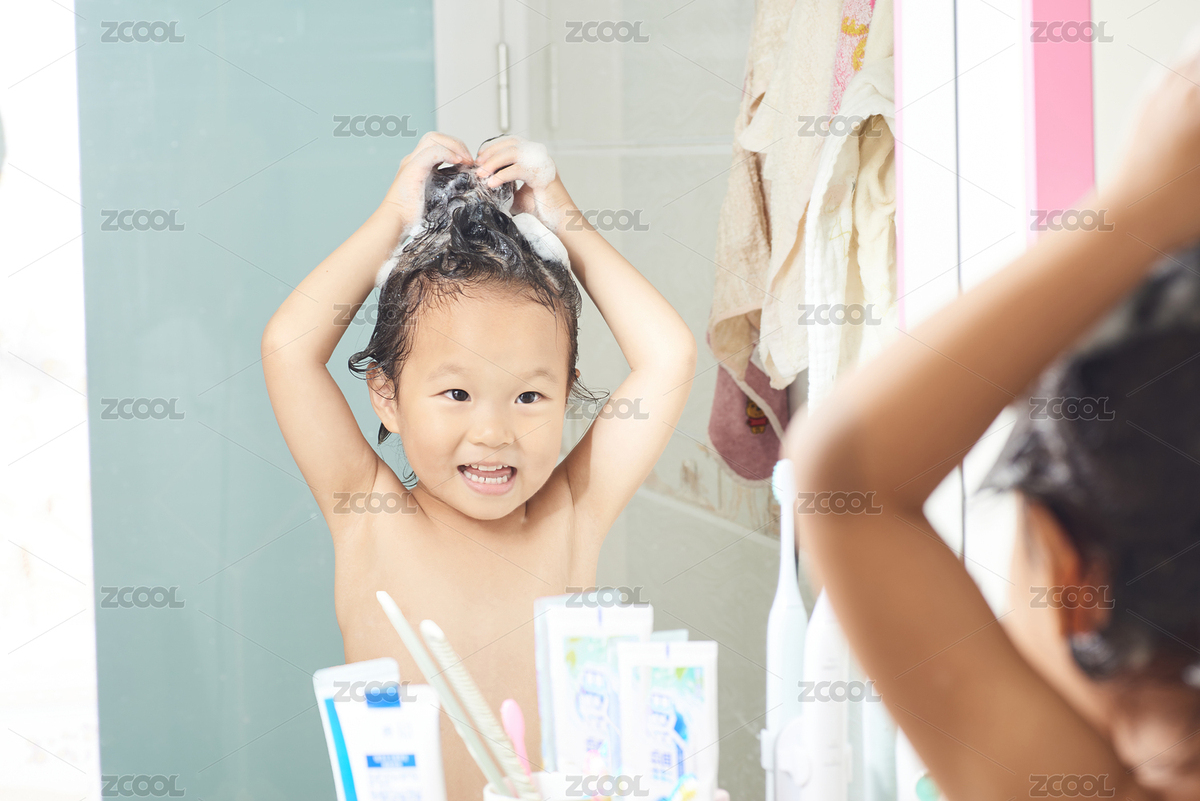 幼童在洗手間的鏡子前洗頭發(fā)2（主預(yù)覽-2315450） - 未分類 - 站酷設(shè)計師蔚藍的白日夢原創(chuàng)素材 - 站酷ZCOOL