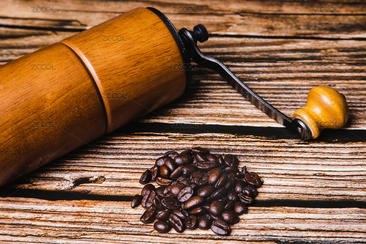 特寫木桌上放著新鮮烘焙的咖啡豆和研磨機（主預(yù)覽-9051374） - 未分類 - 站酷設(shè)計師KilitoChan原創(chuàng)素材 - 站酷ZCOOL