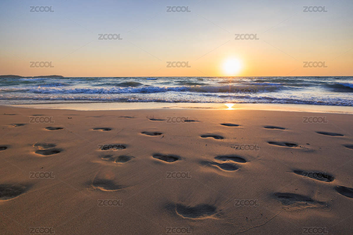 蘇梅島日出時的海灘上留下一串串腳印（主預覽-8597375） - 未分類 - 站酷設計師stocktanx原創(chuàng)素材 - 站酷ZCOOL