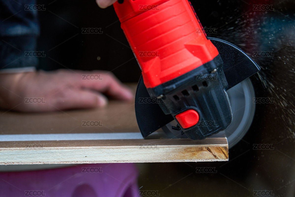 一位木工在使用電動角磨機鋸木板（主預覽-5219685） - 未分類 - 站酷設(shè)計師SteveChum原創(chuàng)素材 - 站酷ZCOOL