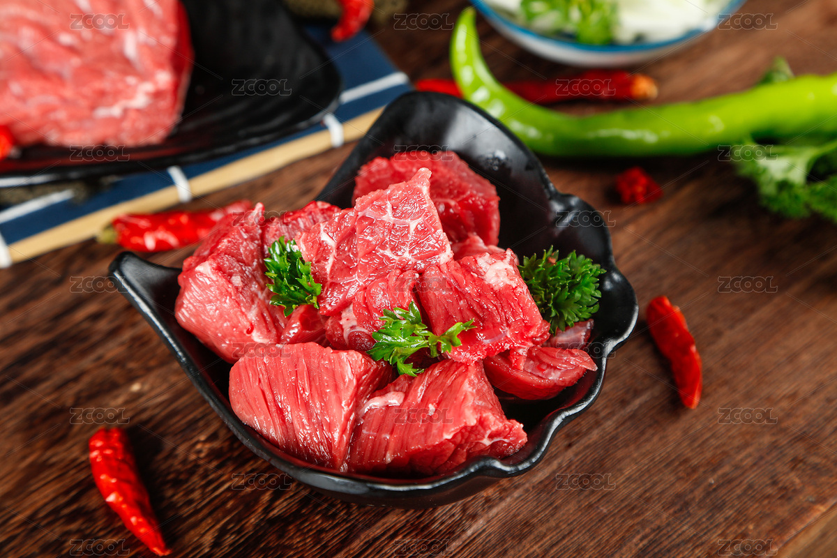 深底上放着一盘切块的散养牛肉（主预览-5563174） - 未分类 - 站酷设计师PAOPAO摄影工作室原创素材 - 站酷ZCOOL