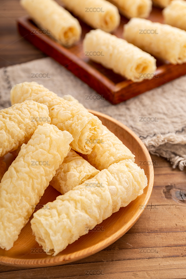 木板背景上滿滿一盤豆皮卷（主預覽-3384081） - 未分類 - 站酷設計師眾目攝影設計原創(chuàng)素材 - 站酷ZCOOL