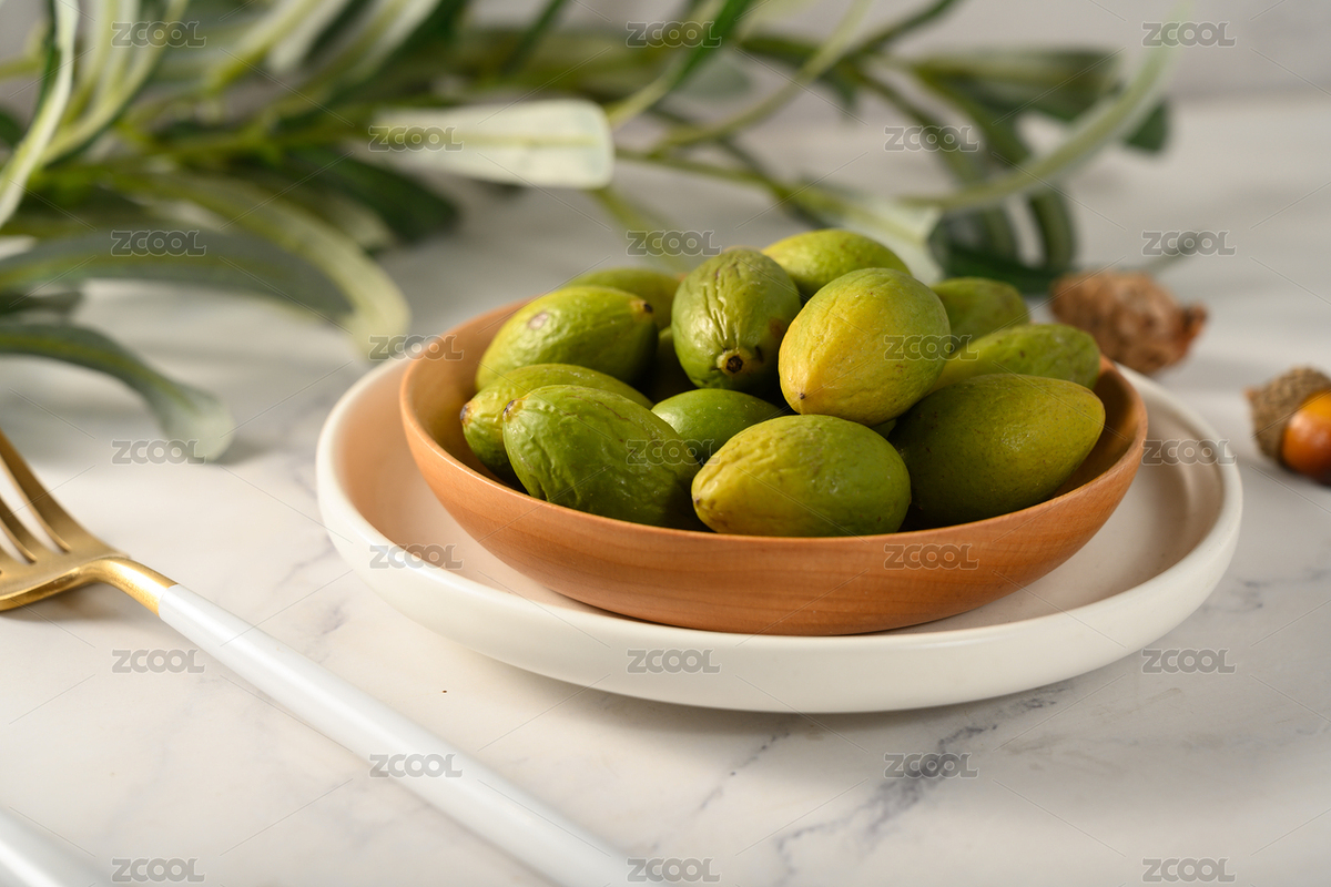 桌面上的木盘子里新鲜翠绿的橄榄（主预览-8859833） - 未分类 - 站酷设计师我是小助理原创素材 - 站酷ZCOOL