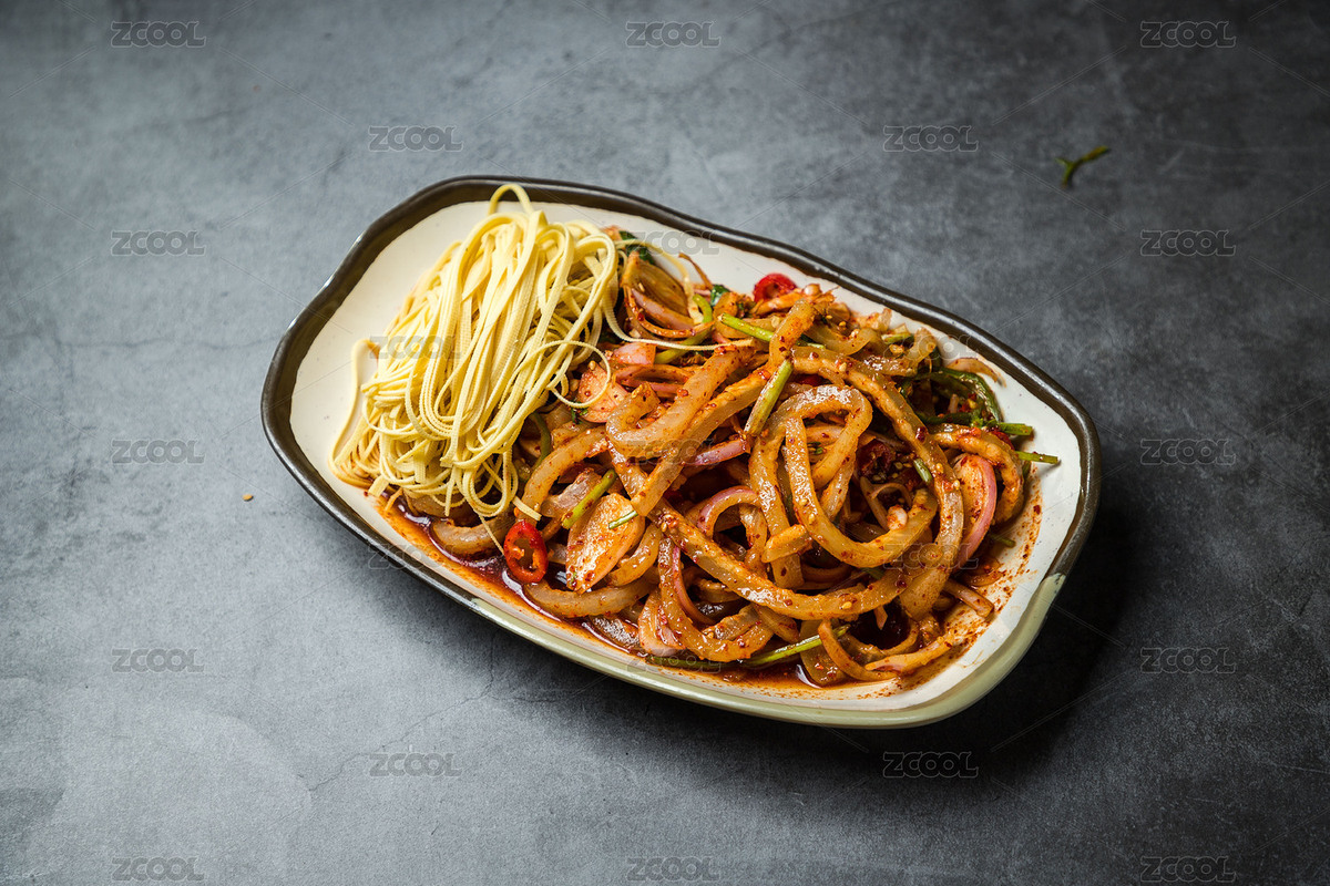 暗色水泥紋桌上放著一盤涼拌豬皮（主預(yù)覽-2507209） - 未分類 - 站酷設(shè)計(jì)師濤麟攝影原創(chuàng)素材 - 站酷ZCOOL