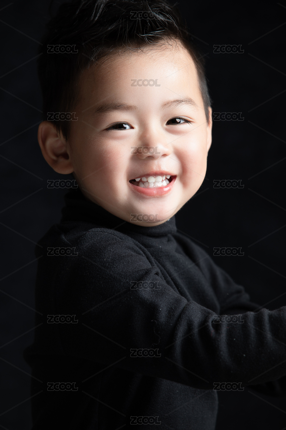 侧身大笑的男孩