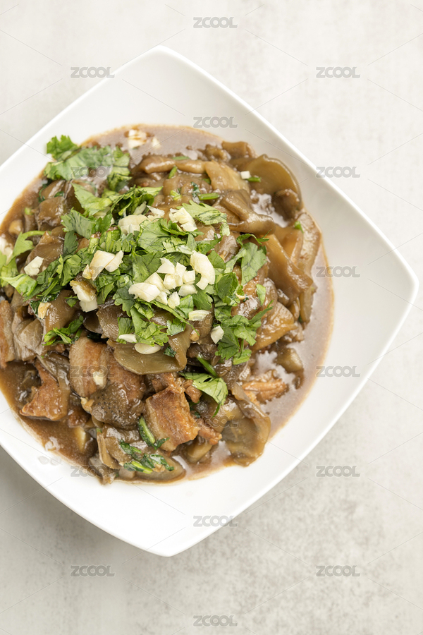 一盤家常菜肉片燒茄子擺放在桌面上特寫（主預(yù)覽-8323899） - 未分類 - 站酷設(shè)計(jì)師金翅大鵬原創(chuàng)素材 - 站酷ZCOOL