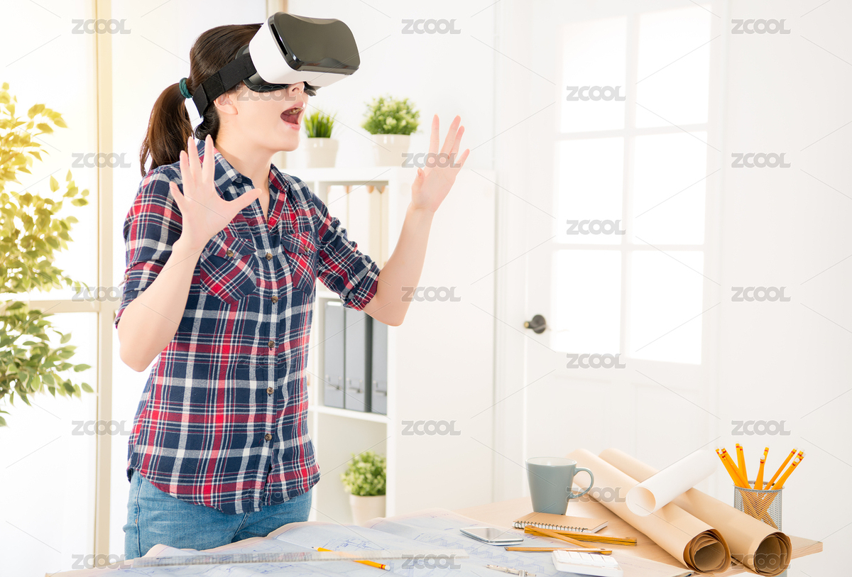 中国的亚洲女孩室内设计师是在三维可视化，而在创意办公工作室的办公桌在惊讶的VR设备，因为立体效果。职业和职务侵占的概念。（主预览-7607029） - 未分类 - 站酷设计师PRImageFactory原创素材 - 站酷ZCOOL