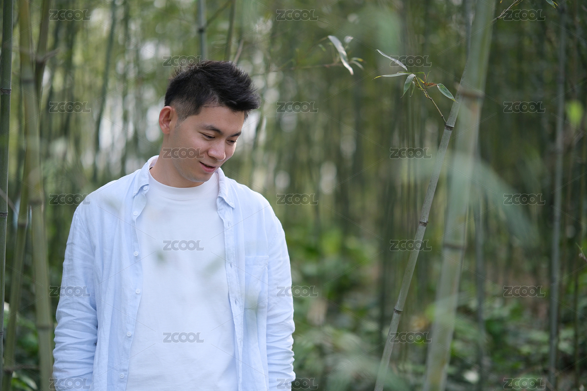 一位年輕中國帥哥在戶外竹林里低頭向下看（主預(yù)覽-9695581） - 未分類 - 站酷設(shè)計(jì)師蘿卜頭愛旅游原創(chuàng)素材 - 站酷ZCOOL