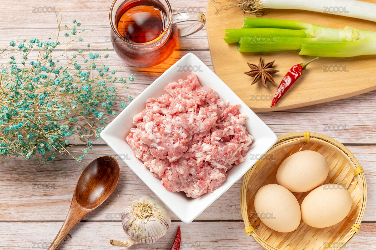 新鮮的豬肉餡擺放在木桌面上旁邊放有調(diào)料（主預(yù)覽-6068901） - 未分類 - 站酷設(shè)計師金翅大鵬原創(chuàng)素材 - 站酷ZCOOL