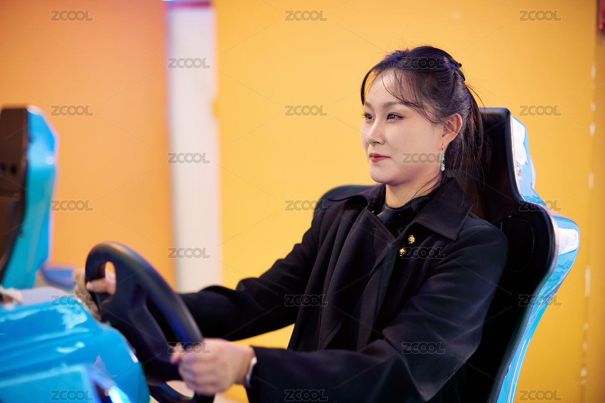 周末在电子游戏娱乐玩赛车游戏的美女（主预览-8353322） - 未分类 - 站酷设计师蓝太阳TNT原创素材 - 站酷ZCOOL