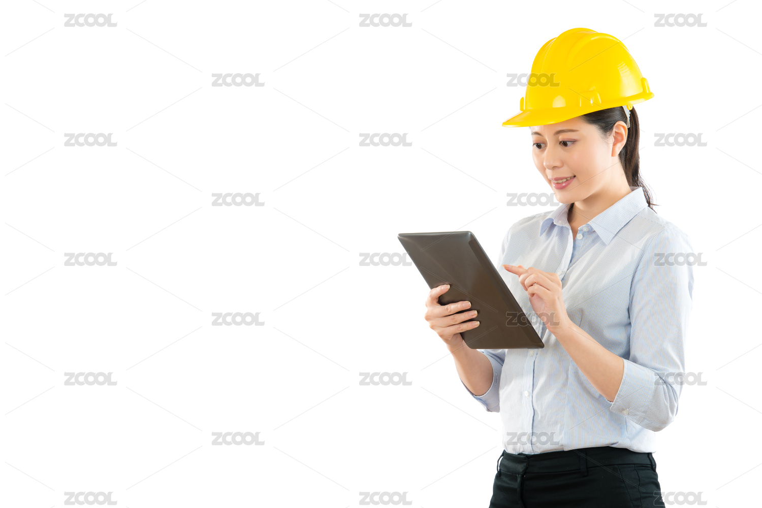 使用数字平板电脑与白色的墙壁背景正与真正的建设填补检设计图像COPYSPACE混血亚洲中国模式的建筑工人。