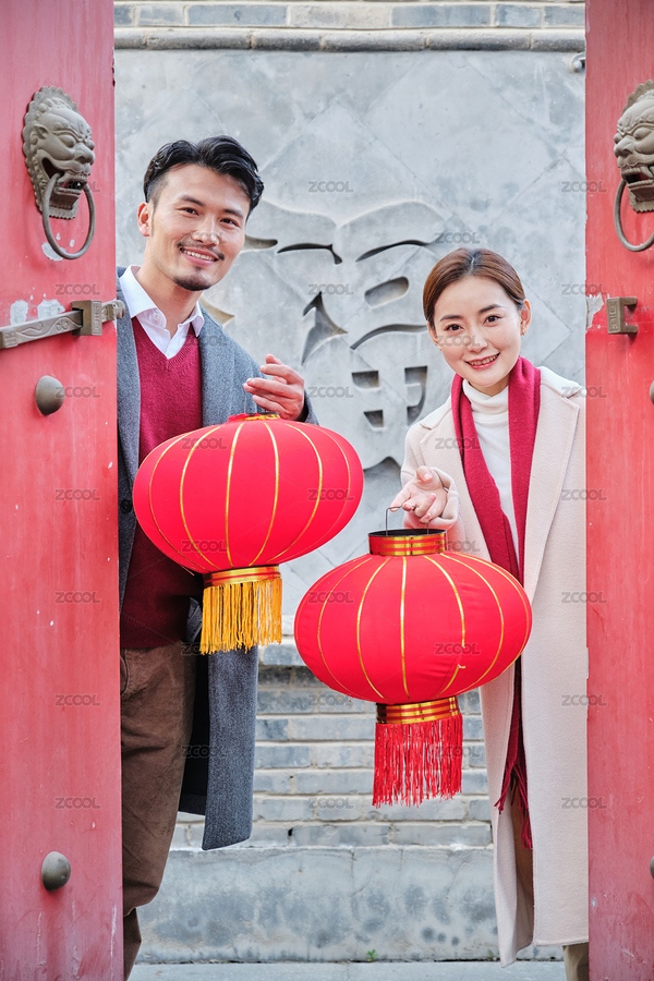 年輕夫妻提著燈籠在大門口拜年（主預(yù)覽-9143654） - 未分類 - 站酷設(shè)計(jì)師站酷素材原創(chuàng)素材 - 站酷ZCOOL