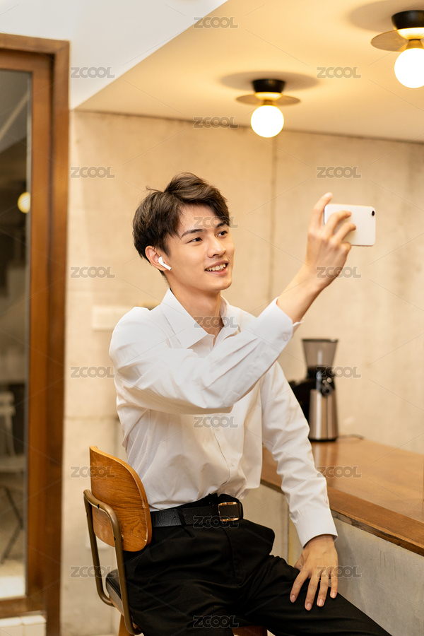 在咖啡店手機溝通的男人（主預覽-8474953） - 未分類 - 站酷設(shè)計師Babymona123原創(chuàng)素材 - 站酷ZCOOL