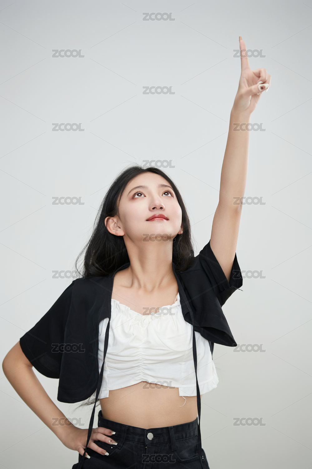 白色背景下做各种面部表情的可爱亚洲少女