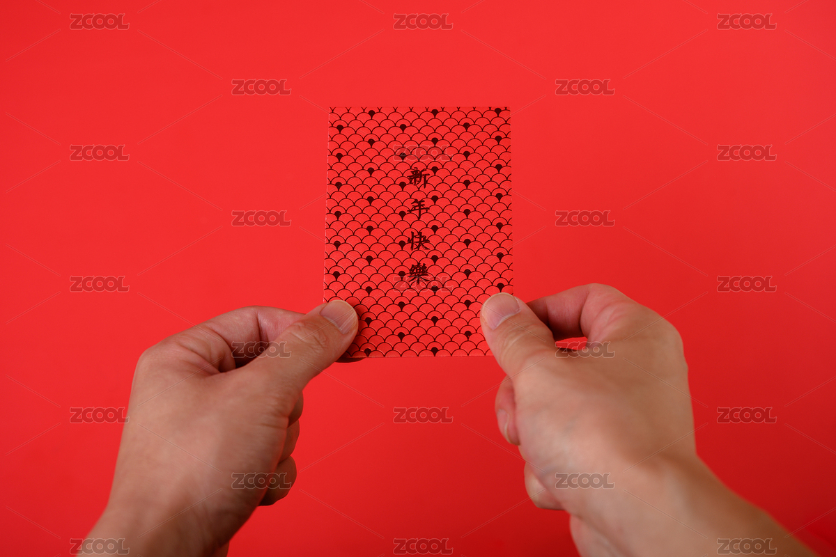 红色背景上一只手拿着新年红包（主预览-4589276） - 未分类 - 站酷设计师Foto貓原创素材 - 站酷ZCOOL
