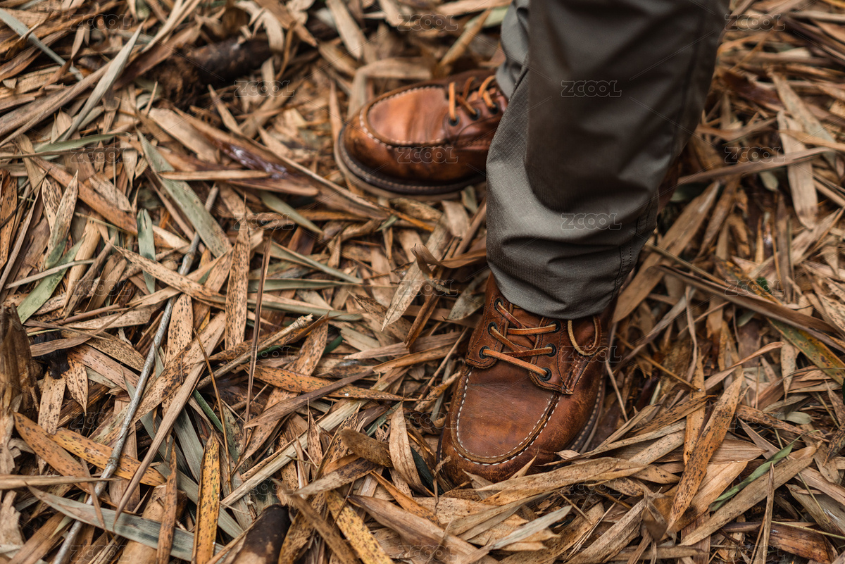 穿靴子的人站在枯葉堆上的特寫(xiě)（主預(yù)覽-5980044） - 未分類(lèi) - 站酷設(shè)計(jì)師Anciens原創(chuàng)素材 - 站酷ZCOOL
