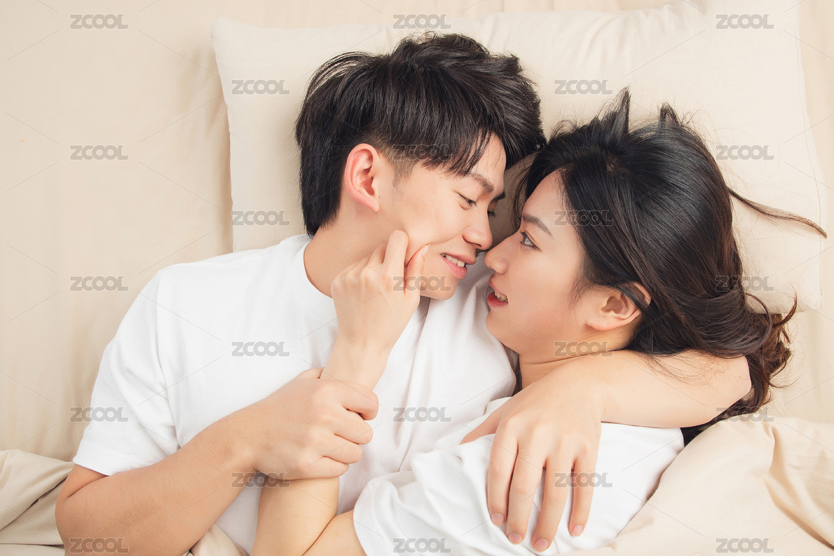 一對(duì)亞洲年輕情侶躺在床上，互相看著對(duì)方，非常親密的樣子（主預(yù)覽-5127795） - 未分類 - 站酷設(shè)計(jì)師龍?zhí)拙褪驱執(zhí)自瓌?chuàng)素材 - 站酷ZCOOL